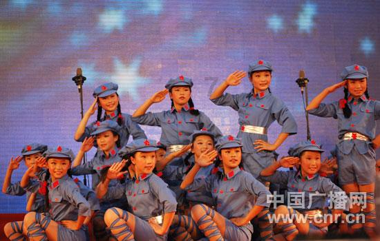 山西临汾一商场现钱学森等科学家巨幅海报